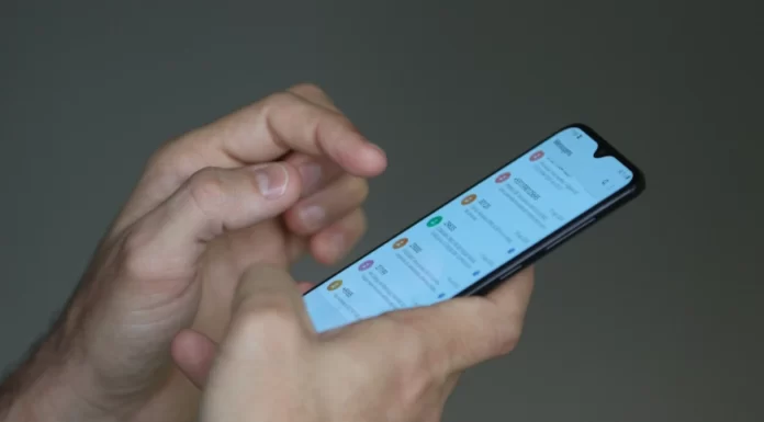 celular_03 A partir desta terça-feira, os usuários também passam a contar com novos mecanismos de verificação da privacidade Tânia Rêgo/Agência Brasil